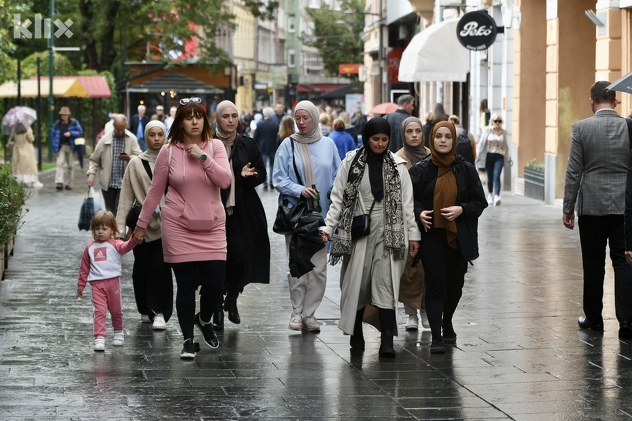Brojni građani i turisti uživali u natprosječnim temperaturama (Foto: D. S./Klix.ba)