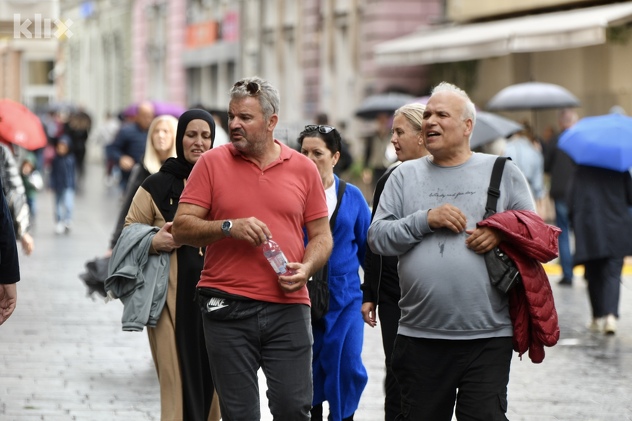 Brojni građani i turisti uživali u natprosječnim temperaturama (Foto: D. S./Klix.ba)