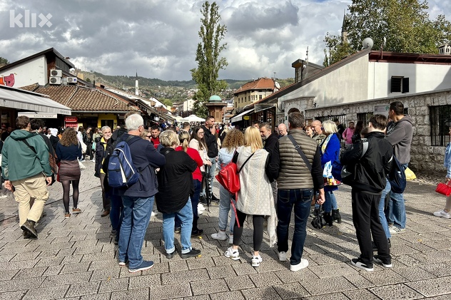 Brojni građani i turisti uživali u natprosječnim temperaturama (Foto: D. S./Klix.ba)