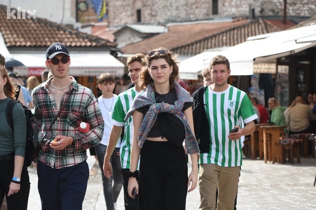 Brojni građani i turisti uživali u natprosječnim temperaturama (Foto: D. S./Klix.ba)