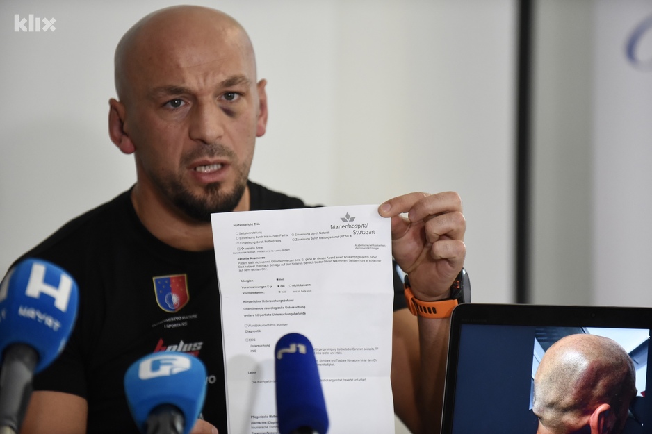 Edin Puhalo sa nalazom ljekara (Foto: T. S./Klix.ba)