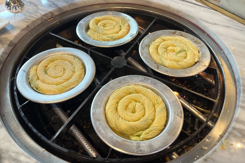 Restoran nudi brojne deserte, peciva i druge specijalitete turske kuhinje