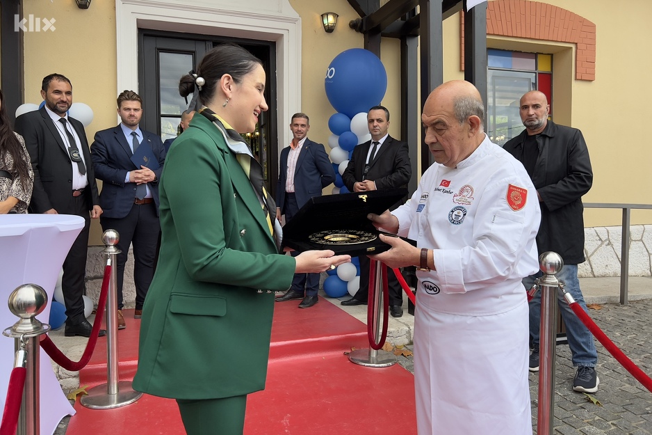 Gradonačelnica Benjamina Karić nije krila zadovoljstvo otvorenjem restorana Mado (Foto: I. Š./Klix.ba)