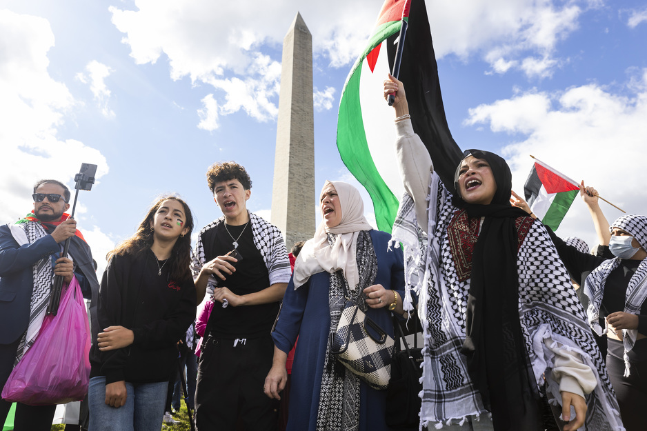Demonstranti američkih muslimana za Palestinu protestiraju na National Mall u Washingtonu zbog očekivanog izraelskog kopnenog napada na Gazu (Foto: EPA-EFE)