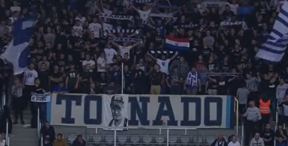 Zastava uočena i u televizijskom prijenosu (Foto: Screenshot)