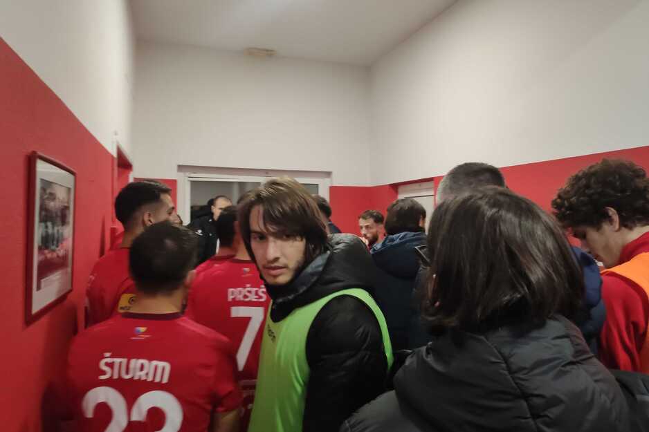 Igrači u tunelu čekaju povratak na teren