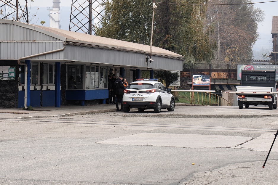 Policija jutros na kapiji (Foto: E. M./Klix.ba)