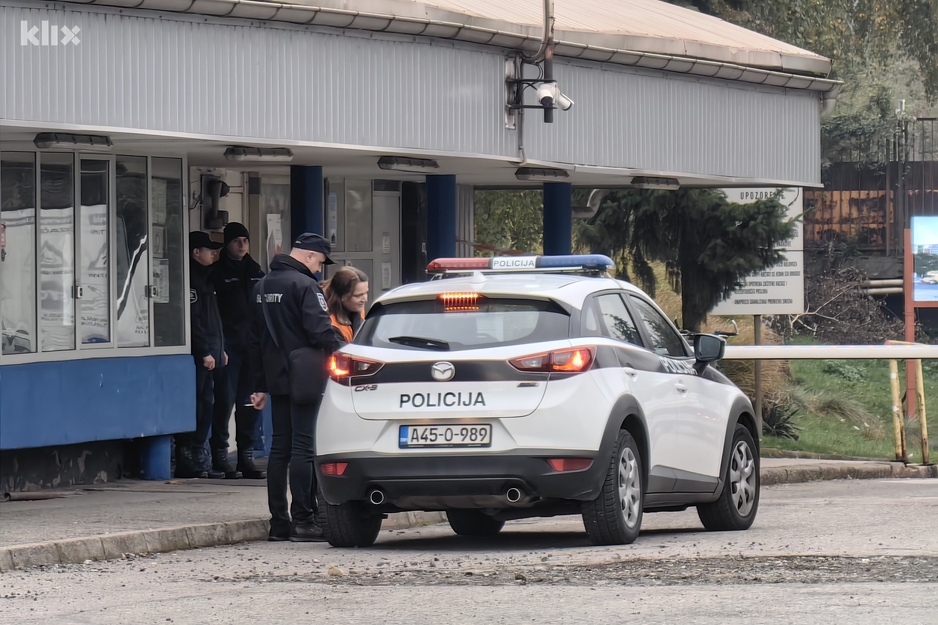 Policija jutros na kapiji (Foto: E. M./Klix.ba)