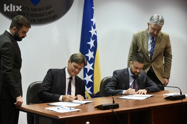 Cristopher Sheldon i Srđan Amidžić potpisali sporazum za kredit Svjetske banke (Foto: T. S./Klix.ba)