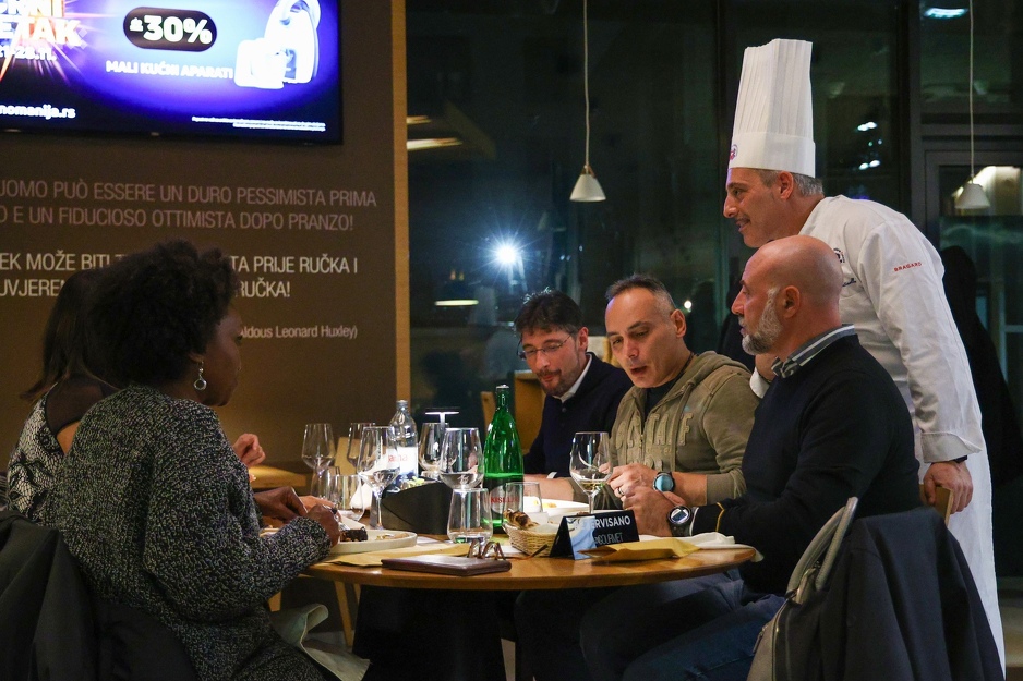 Mimmo je tokom večere ugostio i grupu Italijana koji su u Sarajevu uživali u specijalitetima svoje zemlje (Foto: I. L./Klix.ba)