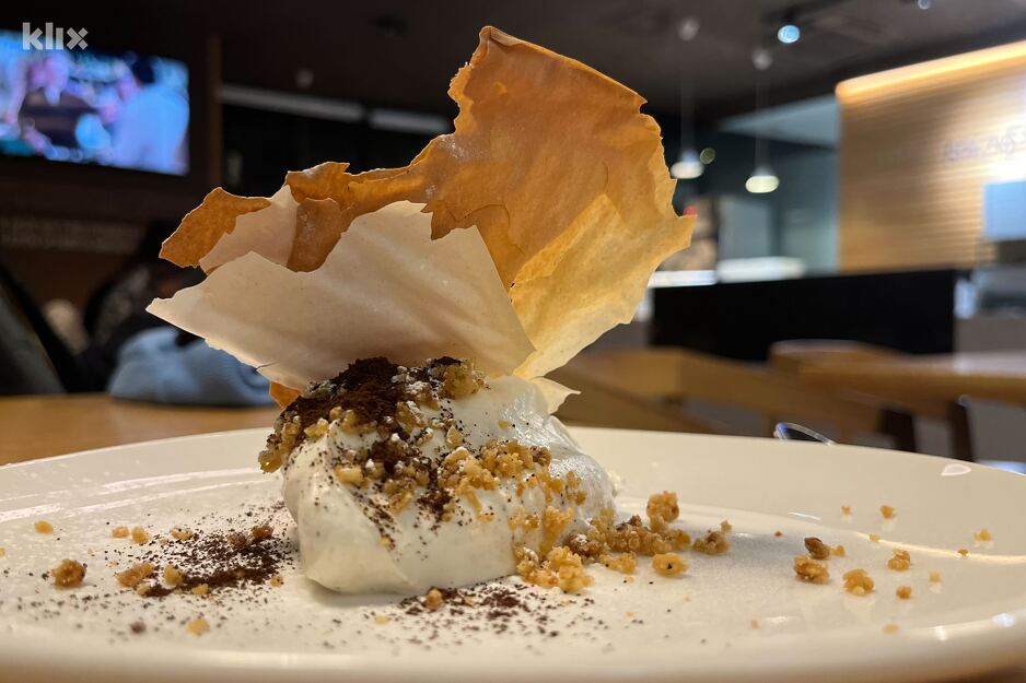 Svaku dobru večeru mora zaključiti i dobar desert - u ovom slučaju Millefoglie od kafe s caramel mrvicama (Foto: Klix.ba)