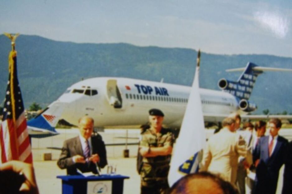 Alija Izetbegović na uspostavljanju prvog poslijeratnog civilnog leta (Foto: Međunarodni aerodrom Sarajevo)