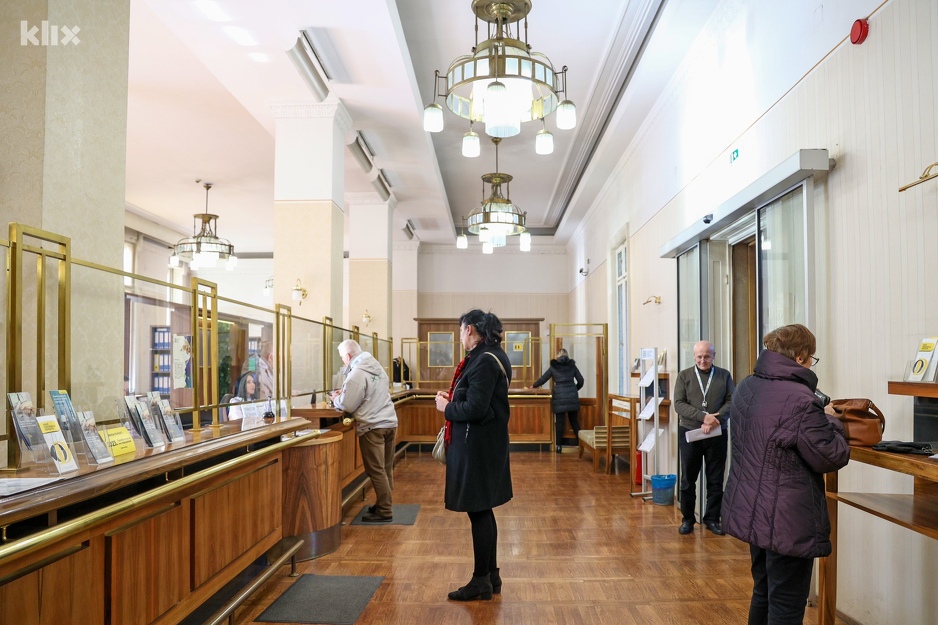 Detalji od zlata, drveta i stakla - šalter sala nalikuje na one iz filmova (Foto: I. L./Klix.ba)