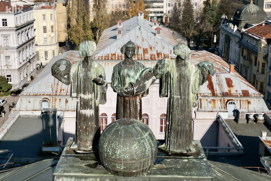 Svaka od gracija drži po jedan simbol u rukama, koji ukazuje na moć ove građevine (Foto: D. S./Klix.ba)