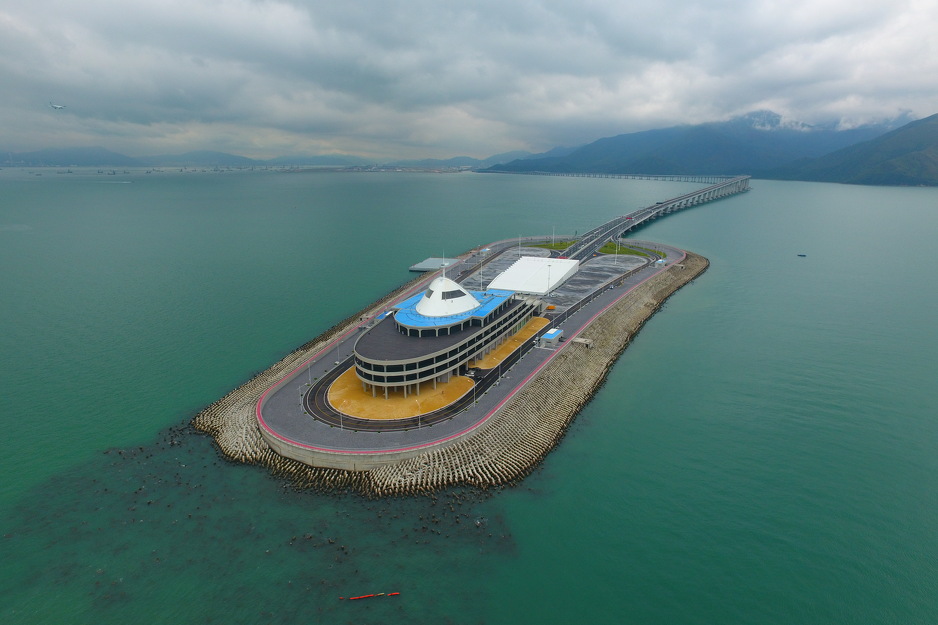 Pogled iz zraka na vještačko ostrvo 55 kilometara duge veze mosta Hong Kong-Zhuhai-Macau (Foto: EPA-EFE)