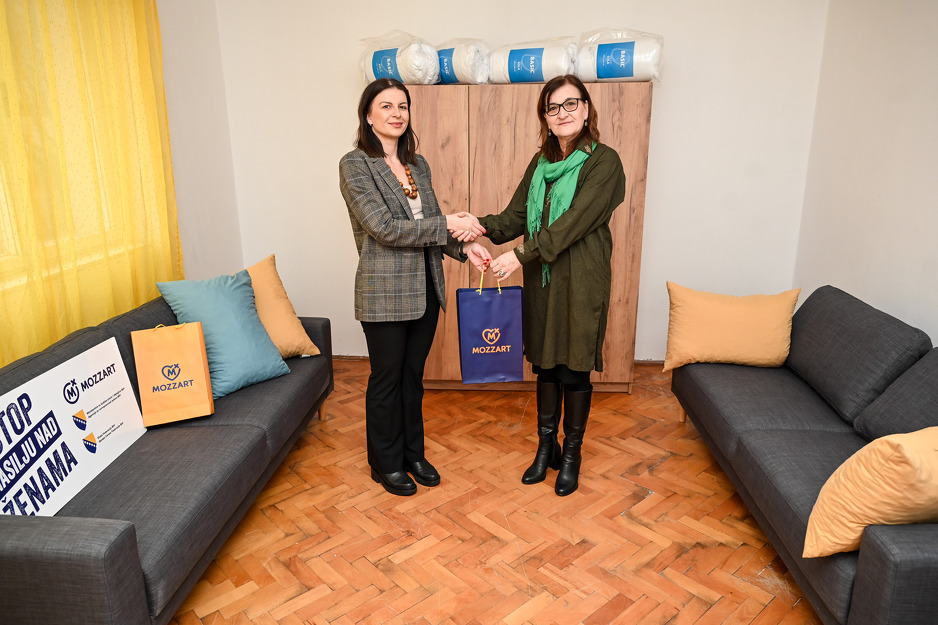 Indira Mehić Čejvan, dir. Centra za socijalni rad Jajce, sa menadžerom korporativnih komunikacija kompanije Mozzart, Marijom Ranilović