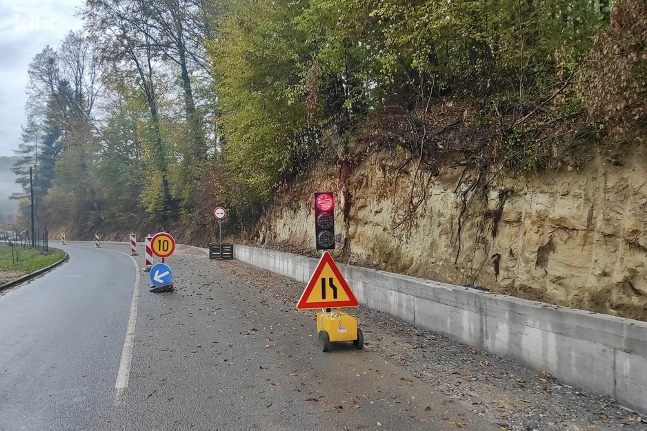 Saobraćajna signalizacija u Par Selu nadomak Tuzle (Foto: A. K./Klix.ba)