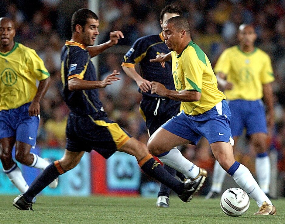 Guardiola u duelu s Ronaldom 2004. godine (Foto: EPA-EFE)