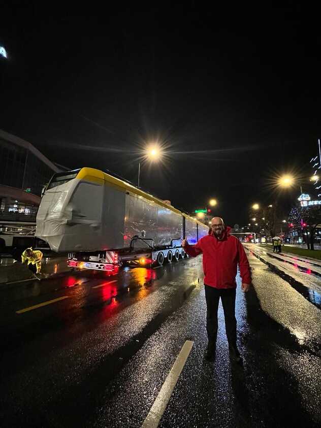 Resorni ministar Adnan Šteta pored novog tramvaja