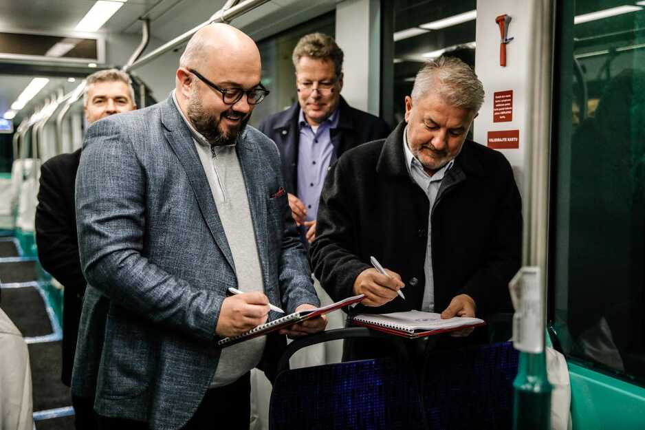 Potpisivanje ugovora za kupovinu još 10 novih tramvaja (Foto: Vlada KS)