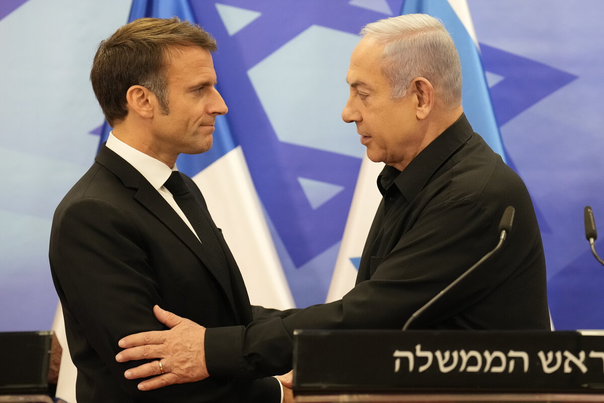 Emmanuel Macron sa izraelskim premijerom Benjaminom Netanyahuom (Foto: EPA-EFE)