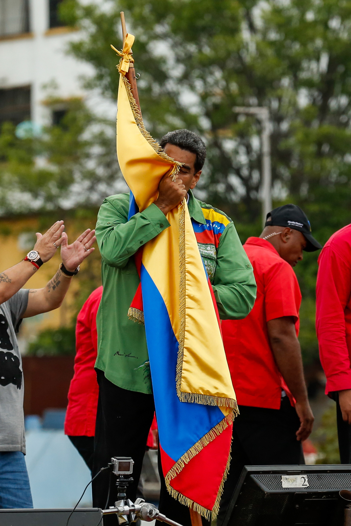 Nicolas Maduro ljubi zastavu države čiji je predsjednik (Foto: EPA-EFE)