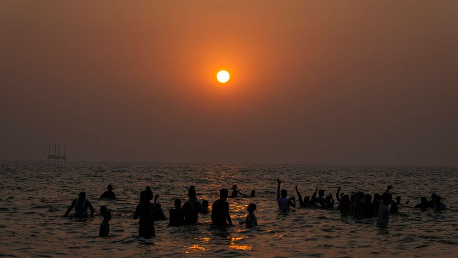 Kupanje u Arapskom moru u Mumbaiju, Indija (Foto: SkyNews)