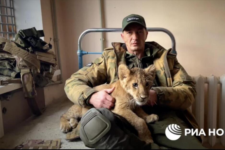 Stanislav Orlov s maskotom grupe