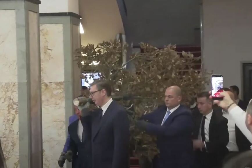 Adam Šukalo (drugi iza Vučića) danas unosi badnjak u Predsjedništvo Srbije