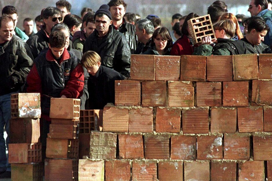 Podizanje zida na Dobrinji
