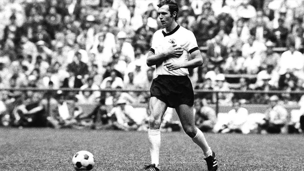 U polufinalu Svjetskog prvenstva 1970. igrao je sa dislociranim ramenom