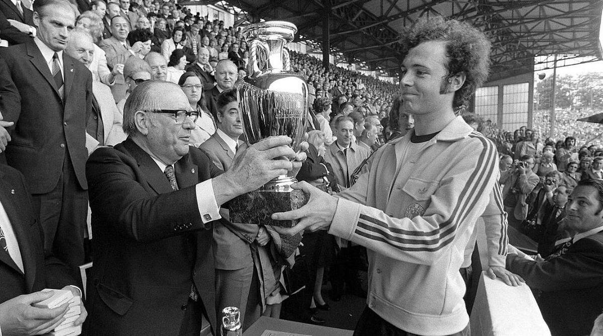 Kao kapiten je podigao trofej pobjednika Eura 1972.