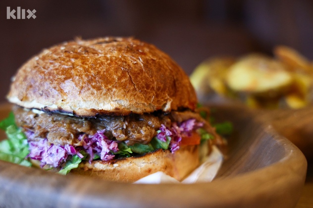 Burger sa trganom, sporo pečenom janjetinom (Foto: I. L./Klix.ba)