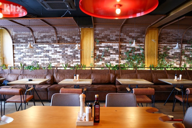 Iako moderan, ambijent restorana je domaćinski i pazilo se na svaki detalj (Foto: I. L./Klix.ba)