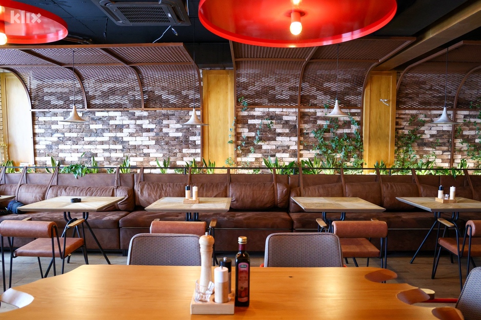 Iako moderan, ambijent restorana je domaćinski i pazilo se na svaki detalj (Foto: I. L./Klix.ba)