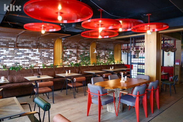 Iako moderan, ambijent restorana je domaćinski i pazilo se na svaki detalj (Foto: I. L./Klix.ba)