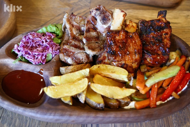 Neki od "specijaliteta kuće" su teleća rebra u BBQ sosu i janjeći steak, sa pomfritom i grilovanim povrćem (Foto: I. L./Klix.ba)