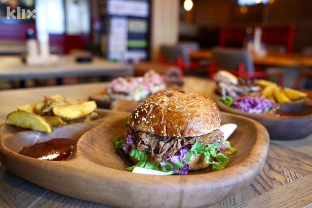 Burger sa trganom, sporo pečenom janjetinom (Foto: I. L./Klix.ba)