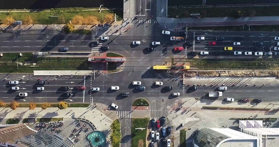 Capital Tower nalazi se uz glavnu saobraćajnicu i udaljen 10 minuta vožnje od grada