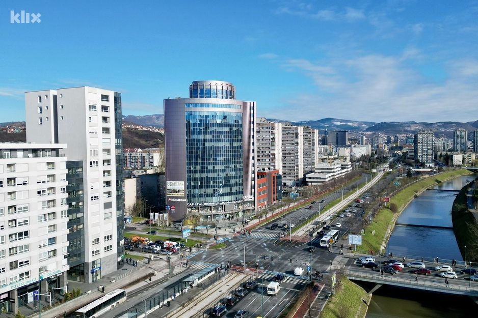 Capital Tower nalazi se uz glavnu saobraćajnicu i udaljen 10 minuta vožnje od grada (Foto: D. S./Klix.ba)