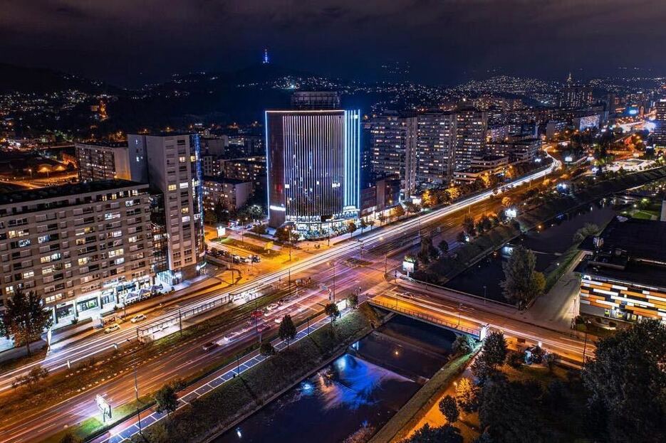 Capital Tower nemoguće je ne primijetiti, a oduševljeva i svojom svjetlećom fasadom