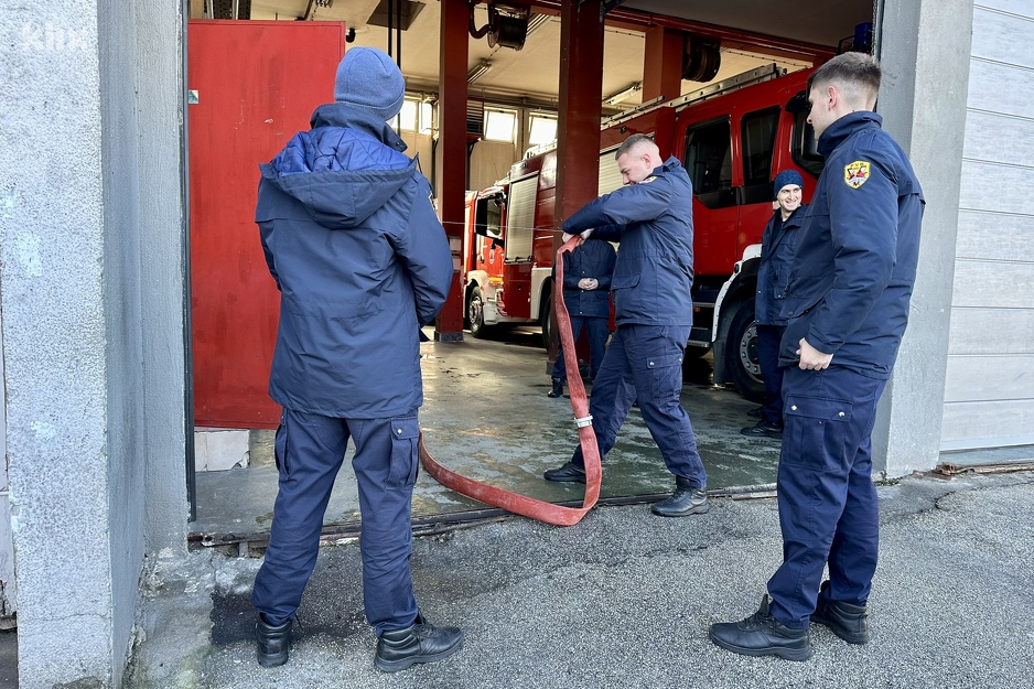 Vatrogasci popravljaju oštećenu opremu (Foto: D. S./Klix.ba)