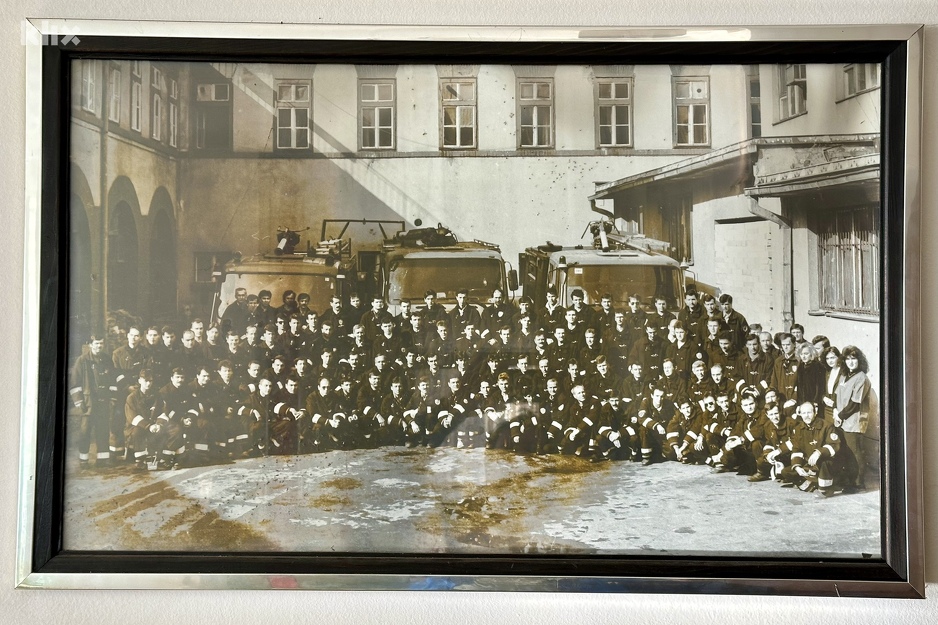 Fotografija vatrogasaca zabilježena krajem marta 1993. godine tokom rata (Foto: D. S./Klix.ba)