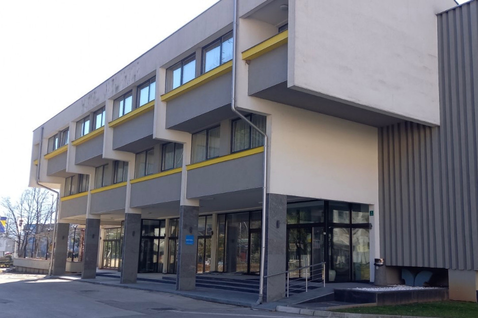 Hotel čeka ploču sa novim imenom (Foto: G. Š./Klix.ba)