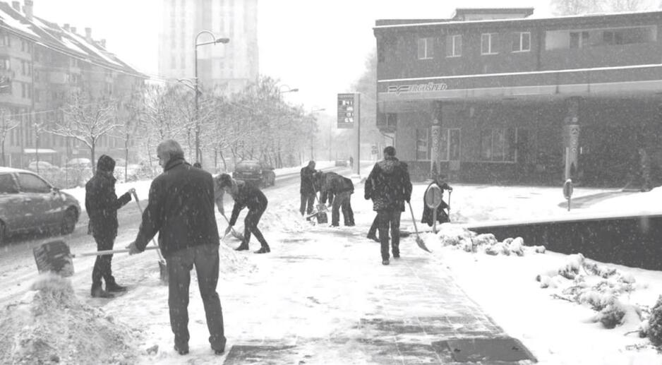 Snijeg je pao preko noći i građani su se uključili u akciju čišćenja