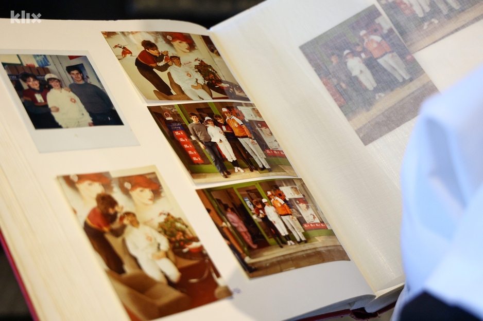 Kroz album sa fotografijama iz tog perioda, Vedrana se prisjetila nekih od najljepših uspomena (Foto: I. L./Klix.ba)