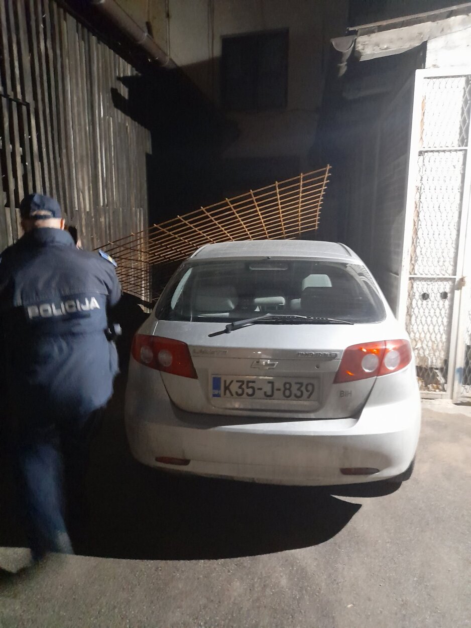 Policijski službenik uklanja armaturu (Foto: V. D./Klix.ba)