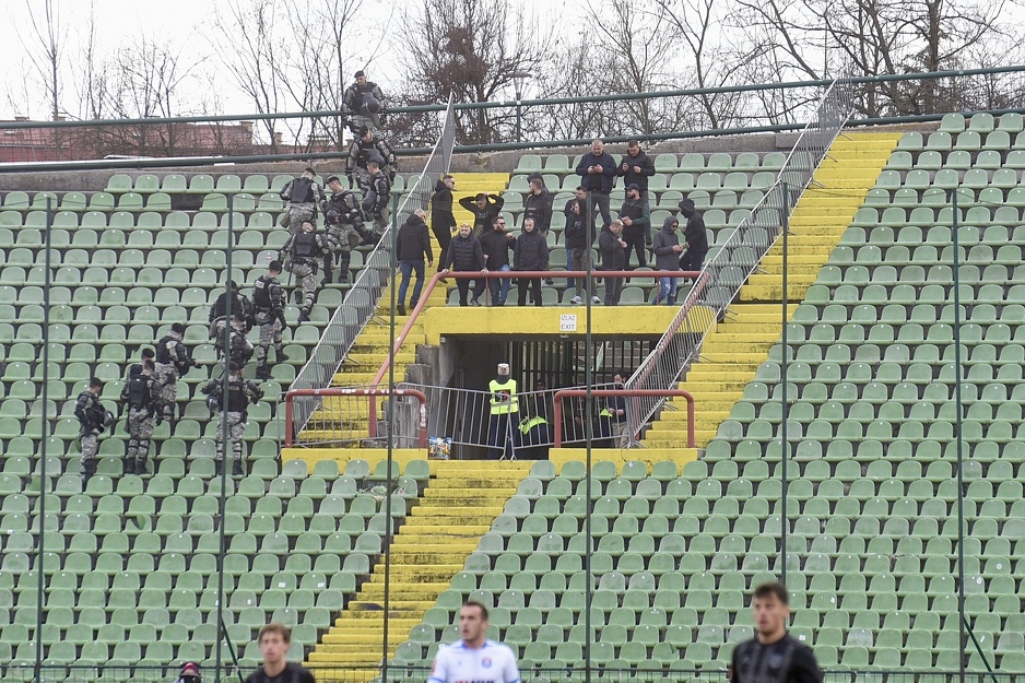 Veliki broj policijskih snaga osigurava navijače Širokog Brijega (Foto: T. S./Klix.ba)
