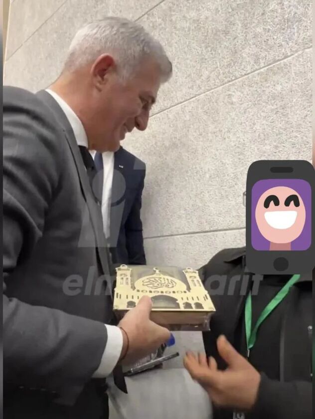 Alžirski novinar je poklonio Kur'an Petkoviću (Foto: Twitter)