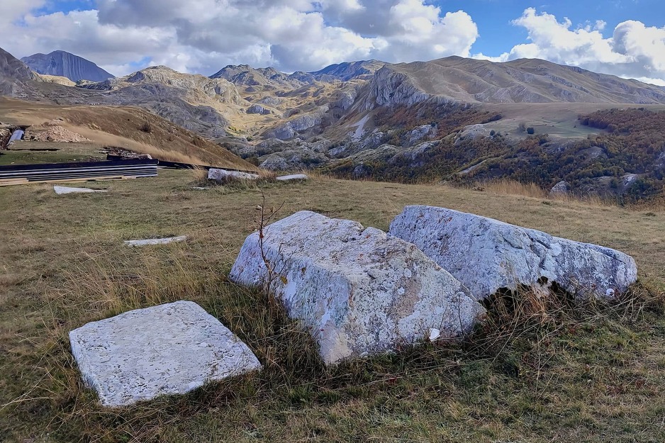 Položaj dijela stećaka prije otpočinjanja radova (Foto: Park prirode Piva)